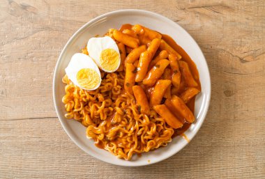 Baharatlı Kore soslu Ramen veya Kore hazır eriştesi ve Tteokbokki - Kore yemeği tarzı
