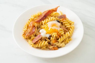 Carbonara fusilli makarna baharatlı pastırma - İtalyan yemeği tarzı.