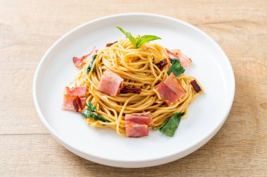 Kurutulmuş acı biber ve pastırmalı ev yapımı kızarmış spagetti.