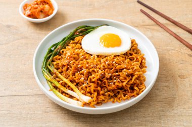 Ev yapımı kurutulmuş Kore baharatlı hazır erişte ve sahanda yumurta.