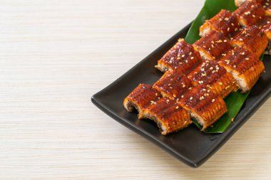 Dilimlenmiş yılan balığı ya da soslu ızgara unagi (Kabayaki) - Japon yemeği tarzı.