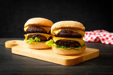 Peynirli hamburger veya sığır burger - sağlıksız yemek tarzı