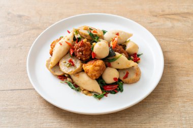 Baharatlı kızarmış balık köftesi ve şifalı otlar.