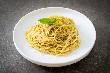 pesto spagetti makarnası - vejetaryen yemeği ve İtalyan yemeği tarzı