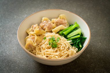 Kurutulmuş yumurtalı erişte ile domuz çorbası ya da Asya usulü domuz etli börek.