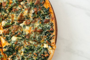 Tahta tepside ıspanaklı ve peynirli pizza. Vejetaryen ve vejetaryen yemek tarzı.