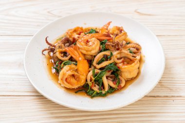 Tayland fesleğenli kızarmış deniz ürünleri (karides ve kalamar) - Asya usulü