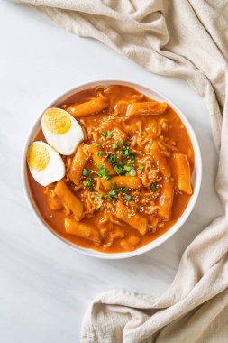 Kore hazır şehriyesi ve Kore baharatlı soslu Tteokbokki, Rabokki - Kore yemeği tarzı.