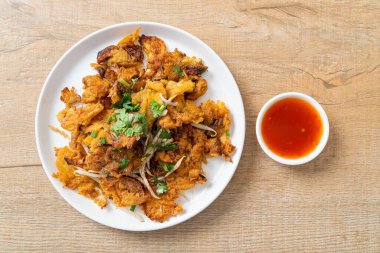 Yumurtalı kızarmış midye krepi - Tayland sokak yemeği tarzı