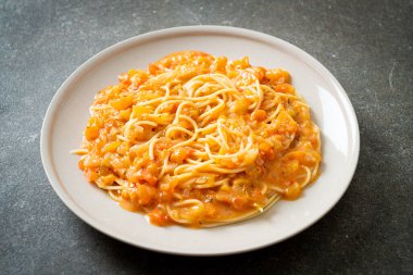 Kremalı domates soslu spagetti makarna veya pembe sos.