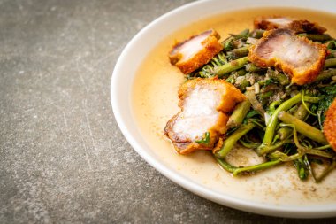 Kızarmış su mimozası ve tabakta domuz eti.