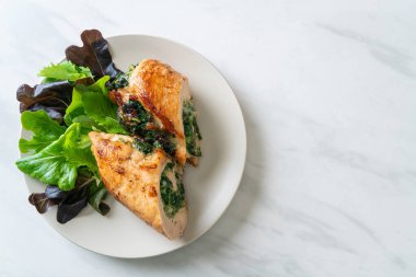 Peynir ve ıspanakla doldurulmuş fırında tavuk göğsü.