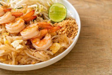 Karides ve lahanalı kızarmış şehriye ya da Pad Thai - Asya yemeği tarzı
