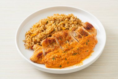 Kırmızı köri soslu ızgara tavuk bifteği ve pilav. Müslüman usulü.