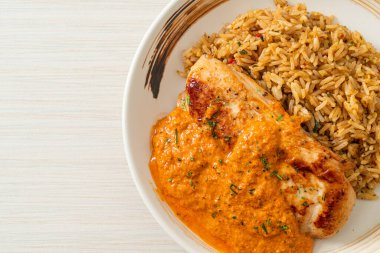 Kırmızı köri soslu ızgara tavuk bifteği ve pilav. Müslüman usulü.