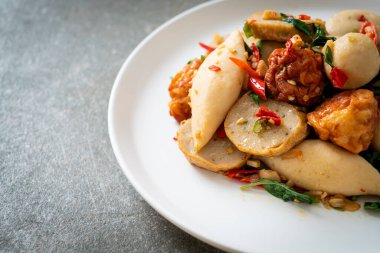 Baharatlı kızarmış balık köftesi ve şifalı otlar.