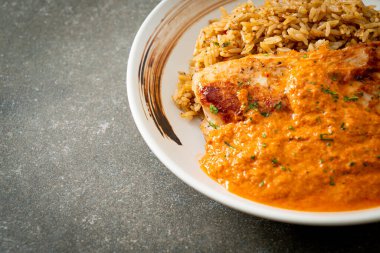 Kırmızı köri soslu ızgara tavuk bifteği ve pilav. Müslüman usulü.