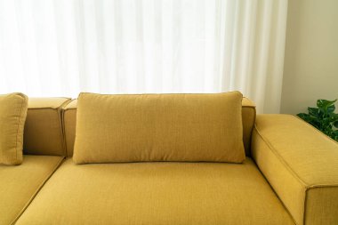 boş sarı kumaş kanepe dekorasyonu evdeki oturma odasında.