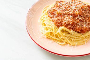 Parmesan peynirli domuz bolonez spagettisi - İtalyan yemeği tarzı.