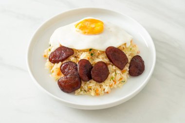 Kızarmış pirinç, yumurta ve Çin sosisi Asya usulü ev yapımı yemek.