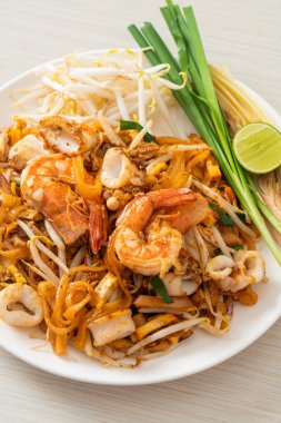 Pad Thai Deniz Ürünleri - Tayland usulü karides, kalamar ya da ahtapot ve tofu ile kızartılmış erişte