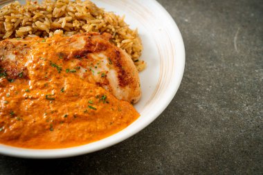 Kırmızı köri soslu ızgara tavuk bifteği ve pilav. Müslüman usulü.