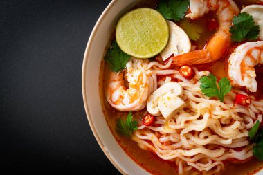 Karidesli baharatlı erişte çorbası (Tom Yum Kung) - Asya yemeği tarzı