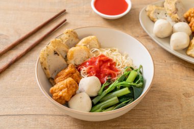 Balık köfteli erişte ve pembe soslu karides köftesi, Yen Ta Four veya Yen Ta Fo - Asya yemeği tarzı