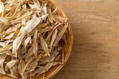 Kurutulmuş küçük çıtır balık.