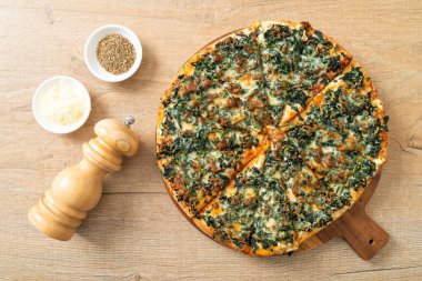 Tahta tepside ıspanaklı ve peynirli pizza. Vejetaryen ve vejetaryen yemek tarzı.