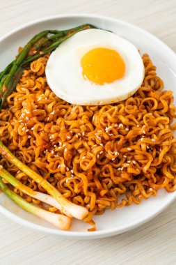 Ev yapımı kurutulmuş Kore baharatlı hazır erişte ve sahanda yumurta.