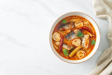 Tom Yum baharatlı çorbada uskumru konservesi - Asya usulü