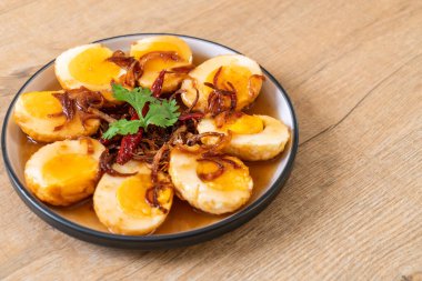 Tamarind soslu haşlanmış yumurta veya tatlı ve ekşi yumurta.