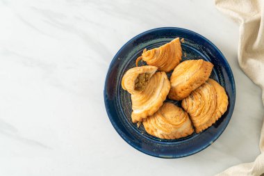 Körili börek, içi doldurulmuş tavuk.