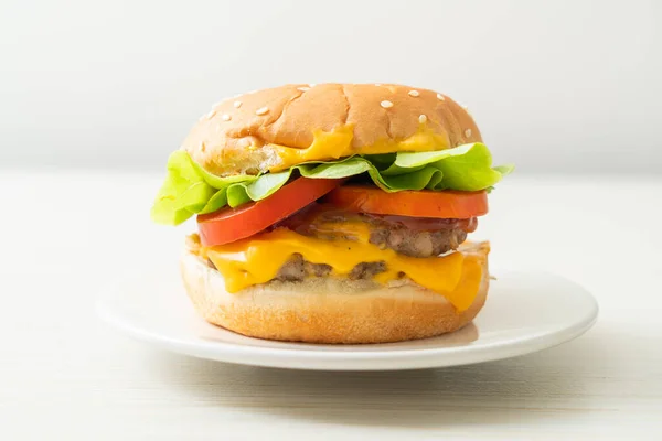 Wieprzowy Burger Serem Białym Talerzu — Zdjęcie stockowe