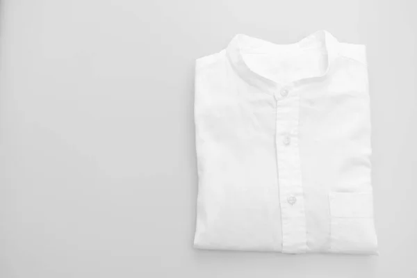 Camisa Branca Dobra Fundo Branco — Fotografia de Stock