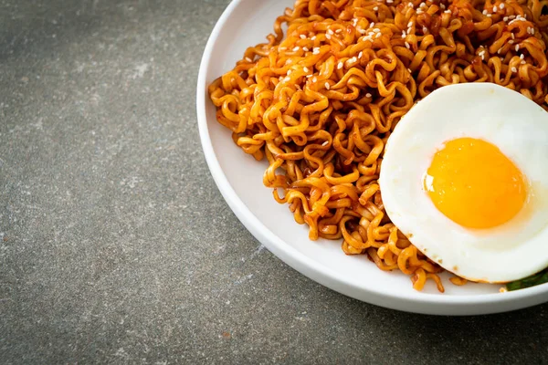 Buatan Sendiri Mie Instan Pedas Korea Kering Dengan Telur Goreng — Stok Foto