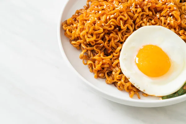 Buatan Sendiri Mie Instan Pedas Korea Kering Dengan Telur Goreng — Stok Foto