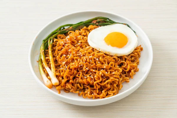 Σπιτικά Αποξηραμένα Κορεάτικα Πικάντικα Noodles Τηγανητό Αυγό — Φωτογραφία Αρχείου