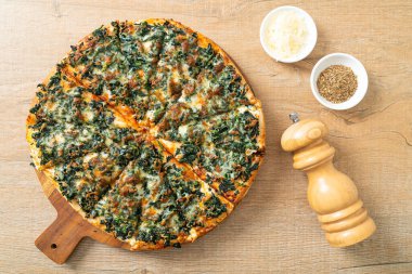 Tahta tepside ıspanaklı ve peynirli pizza. Vejetaryen ve vejetaryen yemek tarzı.