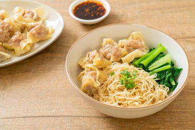 Kurutulmuş yumurtalı erişte ile domuz çorbası ya da Asya usulü domuz etli börek.