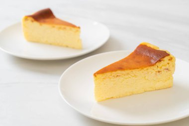 Beyaz tabakta ev yapımı cheesecake.