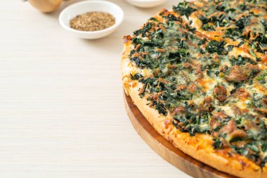 Tahta tepside ıspanaklı ve peynirli pizza. Vejetaryen ve vejetaryen yemek tarzı.