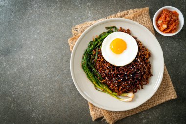 Ev yapımı kurutulmuş Kore baharatlı baharatlı siyah sos kızarmış yumurta ve kimchi ile hazır erişte.