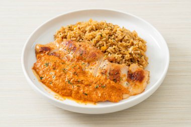 Kırmızı köri soslu ızgara tavuk bifteği ve pilav. Müslüman usulü.