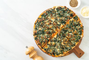 Tahta tepside ıspanaklı ve peynirli pizza. Vejetaryen ve vejetaryen yemek tarzı.