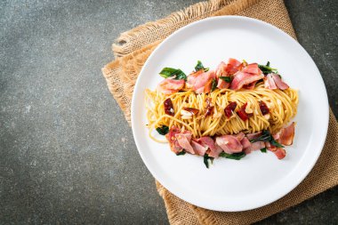 Kurutulmuş acı biber ve pastırmalı ev yapımı kızarmış spagetti.