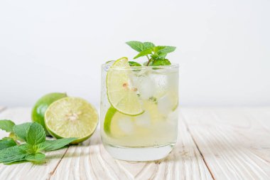 Naneli buzlu limonlu soda, ferahlatıcı içecek.