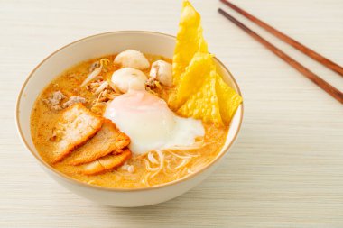 Pirinç soslu makarna köfte, domuz rostosu ve baharatlı çorba, Tom Yum Eriştesi.