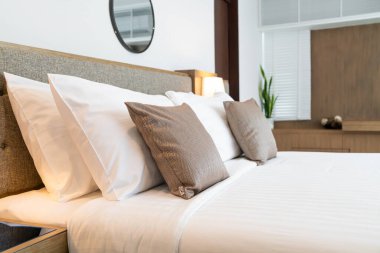 İç dekorasyon odasındaki güzel yastık.